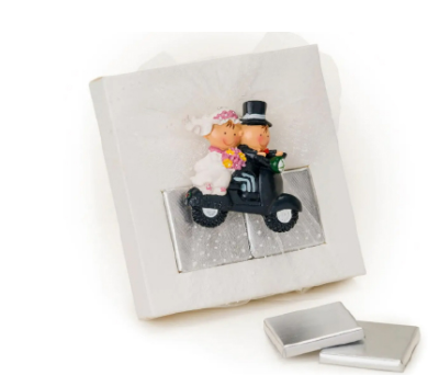 caja con napolitanas e imán novios moto como detalle para los invitados a la boda